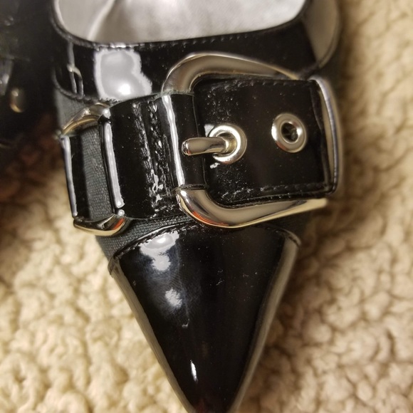 NEW!! Guess 7M Black pumps w/silver buckle - Picture 3 of 8